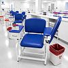 Silla para extracción de sangre médica con cajón de almacenamiento y reposabrazos ajustable.