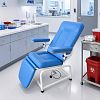 Silla de flebotomía manual con reposabrazos abatible para la extracción de sangre.